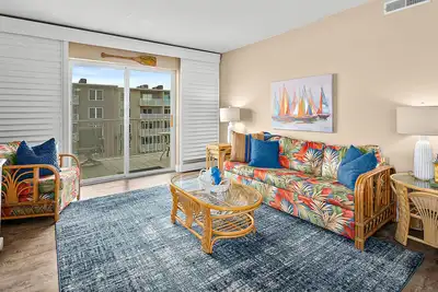 Image de Oceanfront renovated condo with corner balcony, pool, spa & shuffleboard