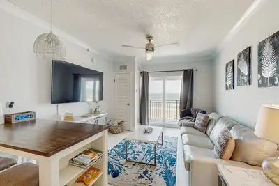 Image de Renovated, oceanfront condo with amazing view, balcony, 2 pools & fitness center
