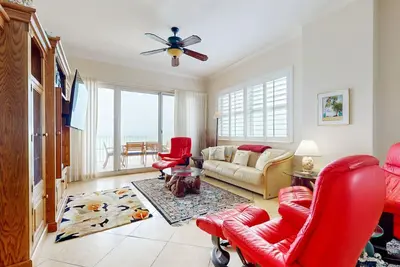 Image de Oceanfront condo with 2 balconies, W/D & Olympic pool, gym & clubhouse