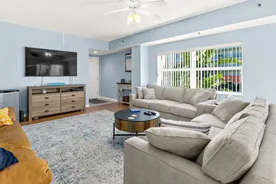 Image de Spacious condo with 3 balconies, pools, spas, tennis & saunas - steps to beach