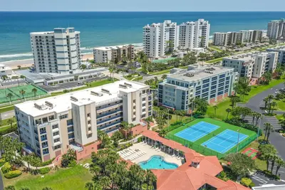 Image de Elegant condo with large balcony, pools, spas, gyms, saunas - steps to the beach