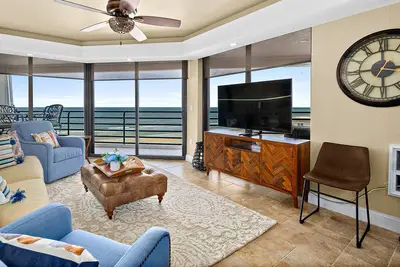 Image de Dog-friendly, oceanfront condo with balcony, WiFi, pool, hot tub, tennis & gym