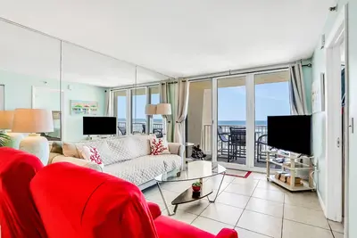 Image de Oceanfront condo with balcony, central Ac, WiFi, on-site pool & beach access
