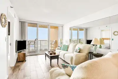 Image de Condo in an oceanfront building with side ocean view, balcony, Ac, WiFi & pool