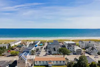 Image de Condo Just Steps to the Beach & Downtown!