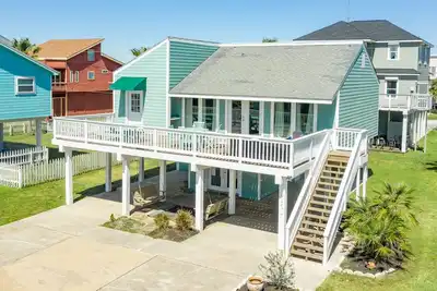 Private Beachside Home, Large Deck, Updated Interior, Walk to Beach