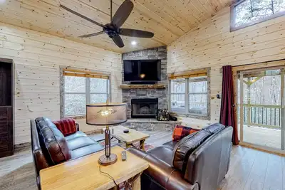 Image de Dog-friendly cabin with private hot tub, WiFi, pool table, and wood fireplace