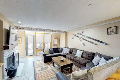 Image de Riverfront condo with mountain view, pool, & hot tub - two miles from the slopes