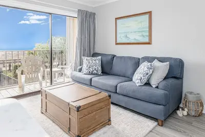 Image de Oceanfront condo with great view, fast WiFi, & central Ac - steps to the beach