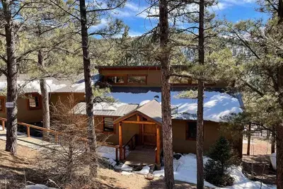 Image de Walk to ski & trails! Luxury lodge, sleeps 17, hot tub, fire pit & fenced yard.