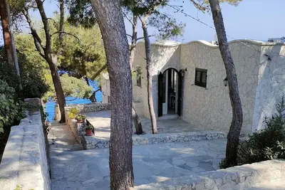 Directly on the sea and with privileged access to Acquaviva Cove