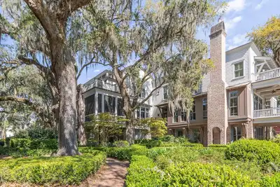 Image de Luxe Wilson Village Townhouse, May River Views, close to pools