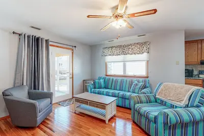 Image de Waterfront wonder with screened porch, washer/dryer, private boat dock & ramp