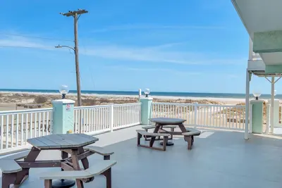 Image de Escape to Paradise! Newly Renovated Condo Steps from the Beach with heated pool!