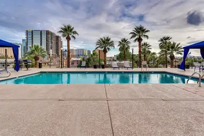 Image de Gorgeous mid-century Downtown condo with amazing views and style