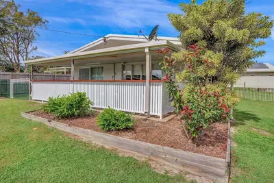 Image de 13 Indigo Avenue - 'Indigo Sands' - Rainbow Beach. Beds made for arrival. Close to beach