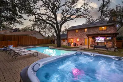 Image de Heated Pool~HotTub~Huge Game Room~Fire Pit~Big Backyard~Alamo City Retreat