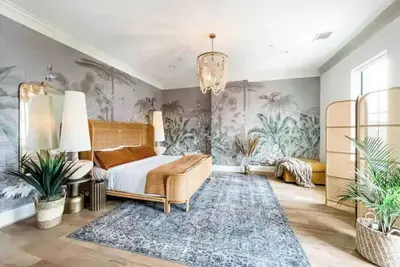 Image de Boheme Haus ·Award-Winning Designer Luxury for 12· Montrose ·3200sqft • Elevator