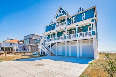 Beachfront Luxury with Elevator/Bikes/Ping-Pong