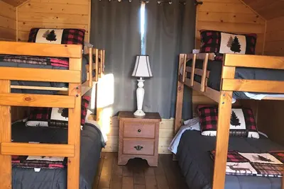 Image de Cabins located at the base of the Beartooth Mountains