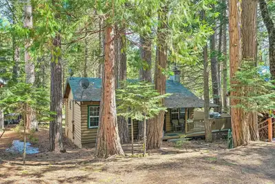 Image de Peaceful 'Little Doll House' Cabin w/ Grill!