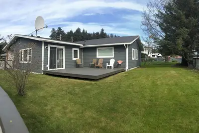 Image de 3 bed 2 bath house w\/ covered parking spot and fenced backyard.
