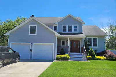 Image de Peaceful and bright 4 bedroom getaway house-5 min from the beach!