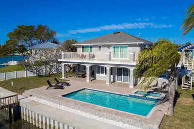 Image de Spacious Family Waterfront Beach Home with Pool