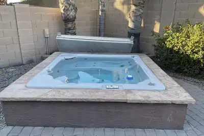 Image de Spacious 5 bed + den residential home with hot tub