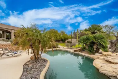 Image de 1. 2 Acre 6 Bedroom Custom Home - Private Pool, Outdoor basketball/pickleball