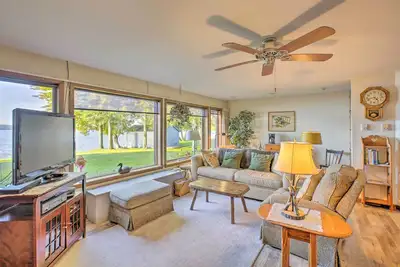 Image de Lakefront Cedar Cottage w\/ Enclosed Porch!