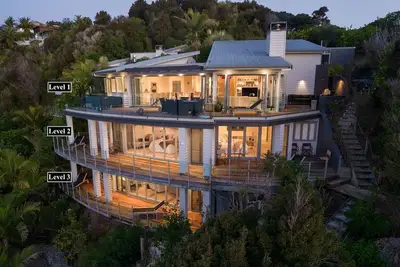 Image de Qualmark 5 Star Luxury Accommodation with stunning views over Long Beach