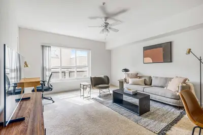 Image de Bright Downtown Bellevue 2br w/ W/D & Storage, near Shops, by Blueground