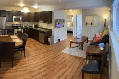 Image de ❤️ Posh, cozy, bright suite ✔Netflix ✔Full Kitchen