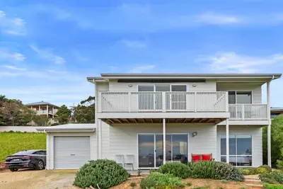 Image de Panoramic Beach house, modern & immaculately presented to sleep up to 10 guests