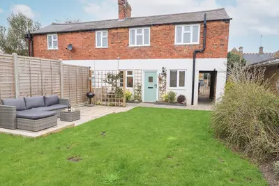Primrose Cottage, pet friendly, with open fire in Rockingham