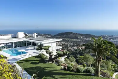 Image de Villa de style Ibiza à Barcelone avec vue sur la mer, piscine et Wi-Fi.