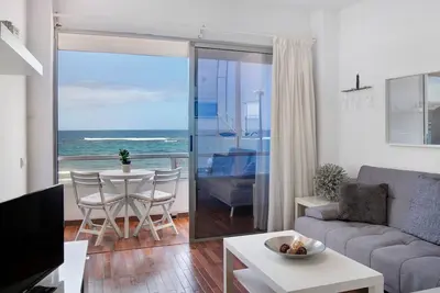 Image de « Appartement en bord de mer » avec vue sur l’océan, balcon et Wi-Fi