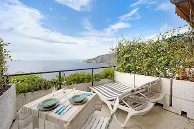 Image de Maison de vacances \"Casa Salviamare\" avec vue sur la mer, piscine et terrasse.