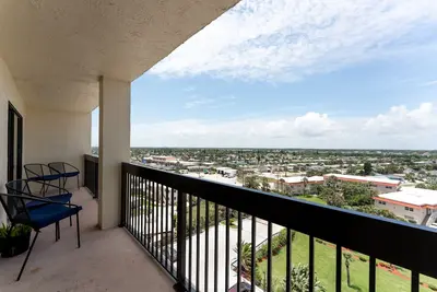 Image de Sunset and river view condo with a large balcony and heated beachfront pool
