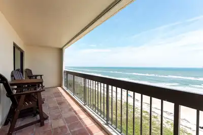Image de Direct oceanfront corner condo with big balcony, heated beachfront pool and garage parking