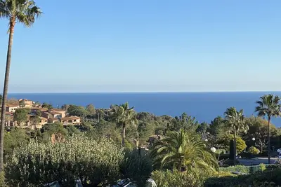 Image de Appartement pleine vue mer avec jardin privatif clos et arborées