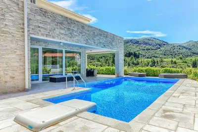 Image de Villa Luxoria - pour 10 personnes avec 4 chambres, une piscine privée et un spa