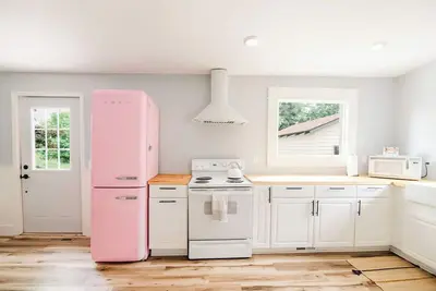 Image de This in town charmer has been fully renovated