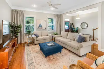 Image de Charming Home on Quiet Street with Yard and Garage Parking by Lucky Savannah