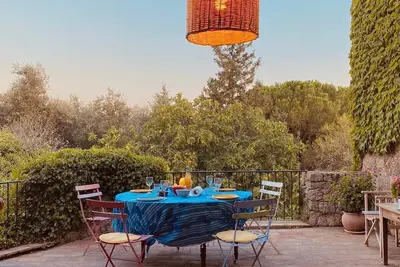 Image de Bastide provençale en pleine nature, sur la côte d'azur.