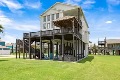 Image de Top Shelf - 4 bedrooms, Tiki bar, hot tub and great view! !
