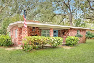 Image de Linens Provided. 1 Block From the Beach.