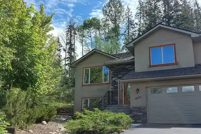 Image de 1 min to golf course, 5 min to ski hill and hot springs