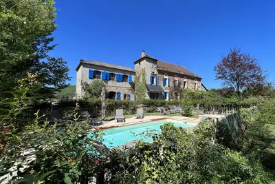 Image de Havre de paix avec piscine en bordure de rivière